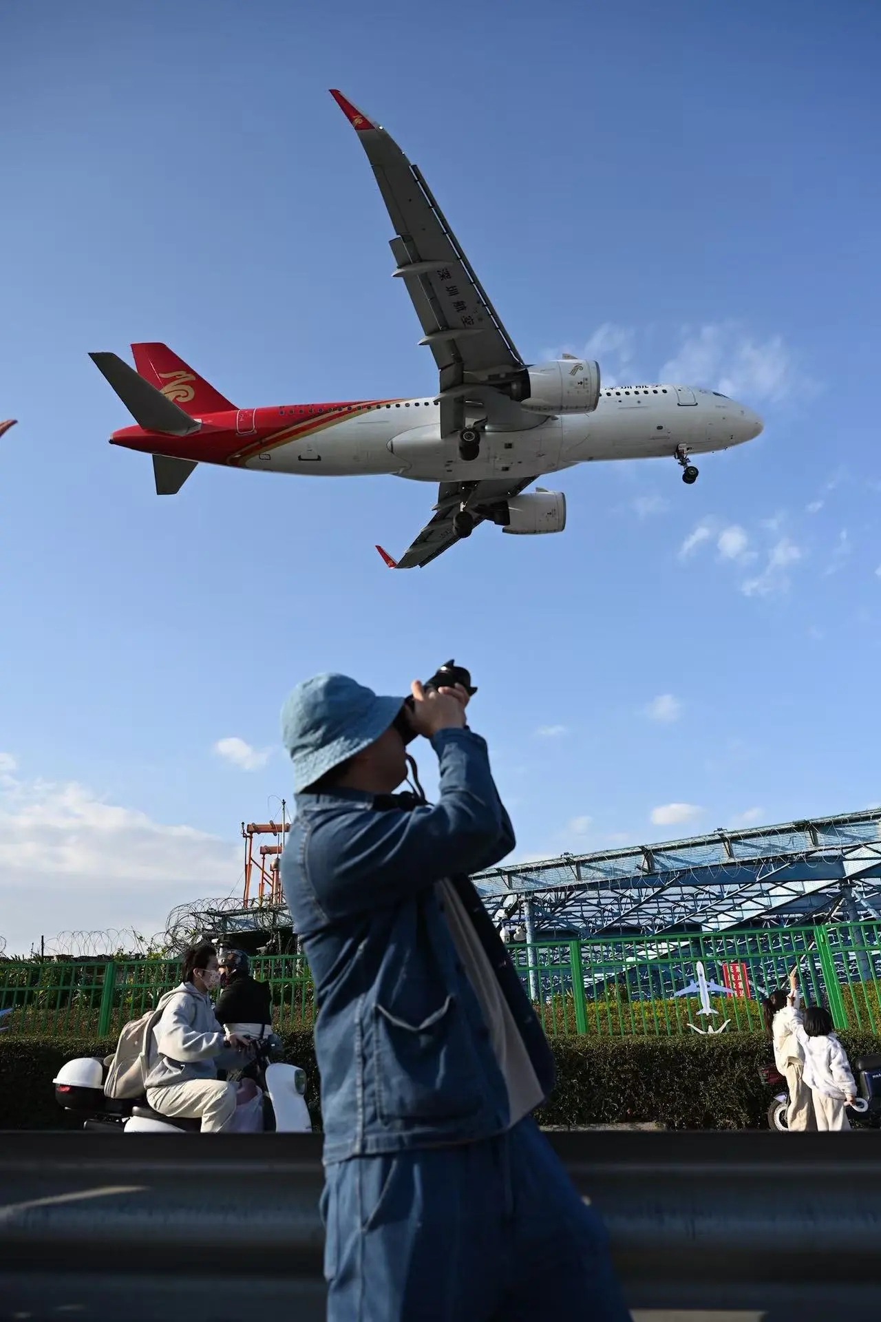 【迫力満点】頭上スレスレを飛ぶ飛行機！厦門で今しか見られない「奇跡の絶景」を追いかけて
